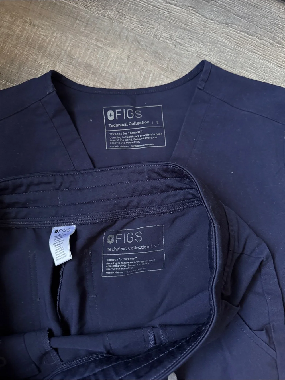 FIGS | scrub set